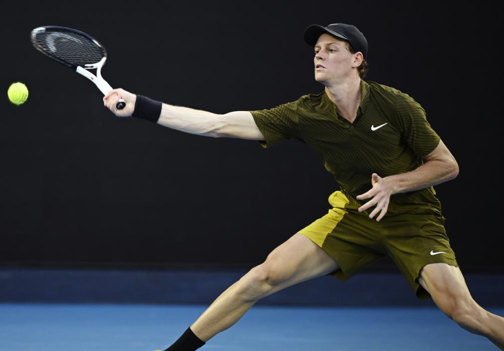 澳网综合：中国单打半数闯关 卫冕冠军轻松晋级