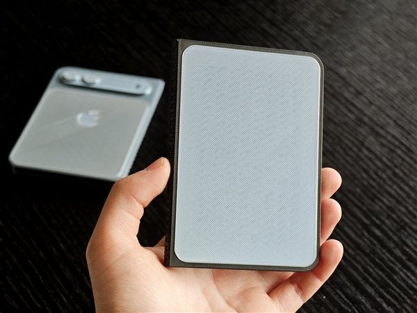 苹果首款折叠屏手机！iPhone Fold模型展示：阔比例+内外双屏