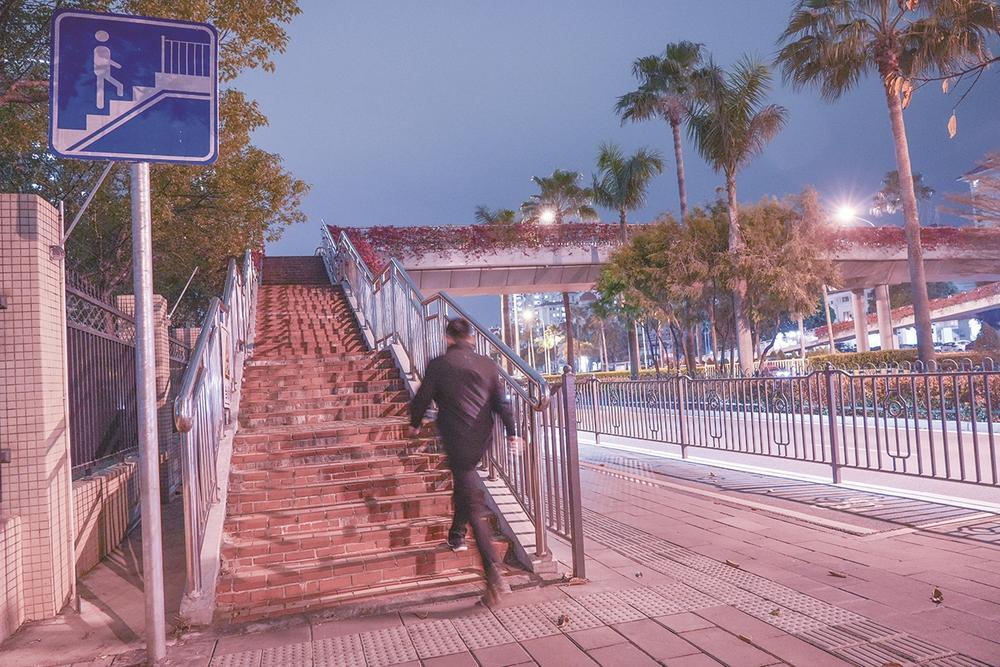 厦门：过街天桥加装电梯 破解老人“过街难”