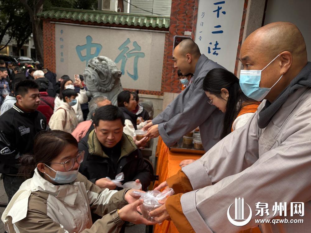 处处飘粥香 游客来点赞 泉州各地自发为市民、游客赠送腊八粥