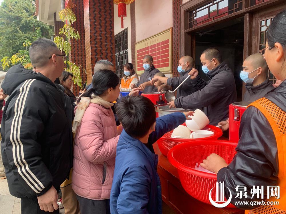处处飘粥香 游客来点赞 泉州各地自发为市民、游客赠送腊八粥