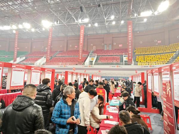 图为近日在安徽亳州举办的“春暖农民工”专场招聘会现场。新华社记者张晓洁 摄 