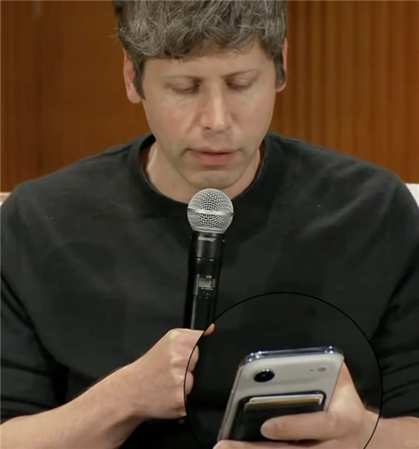 苹果已降价2500元!OpenAI CEO晒个人主力机 直言iPhone Air很酷