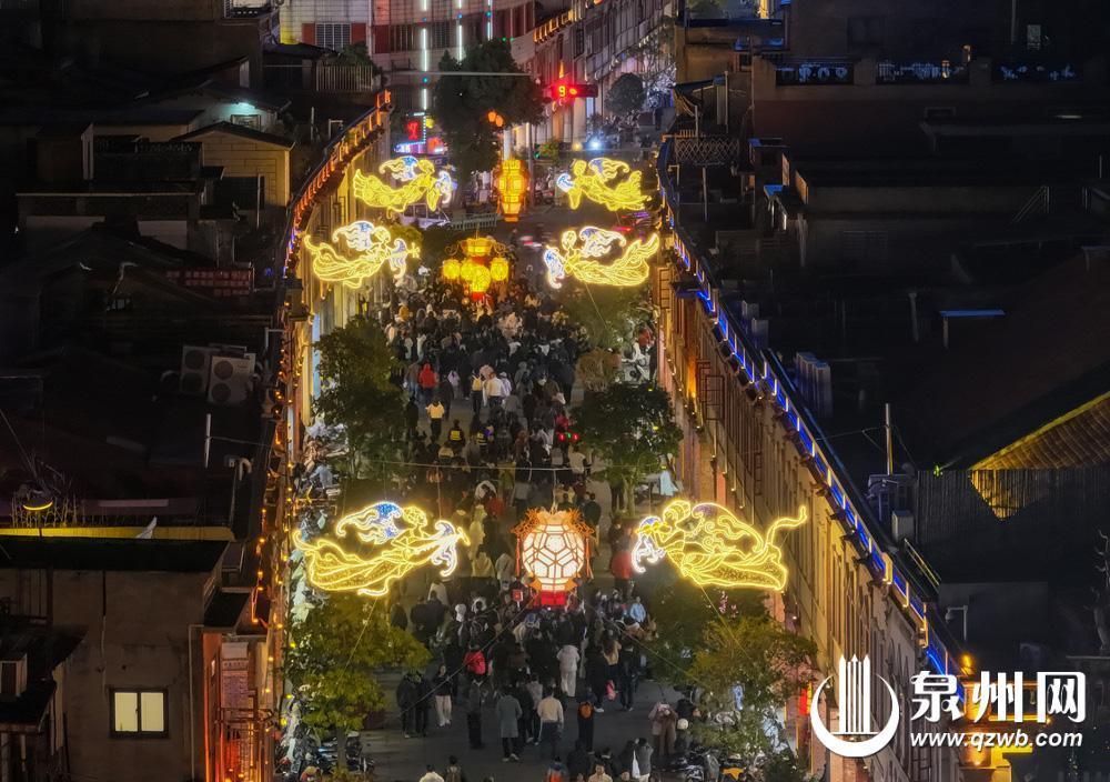 千灯映古城 “妙音”唤春来 泉州大街小巷流光溢彩