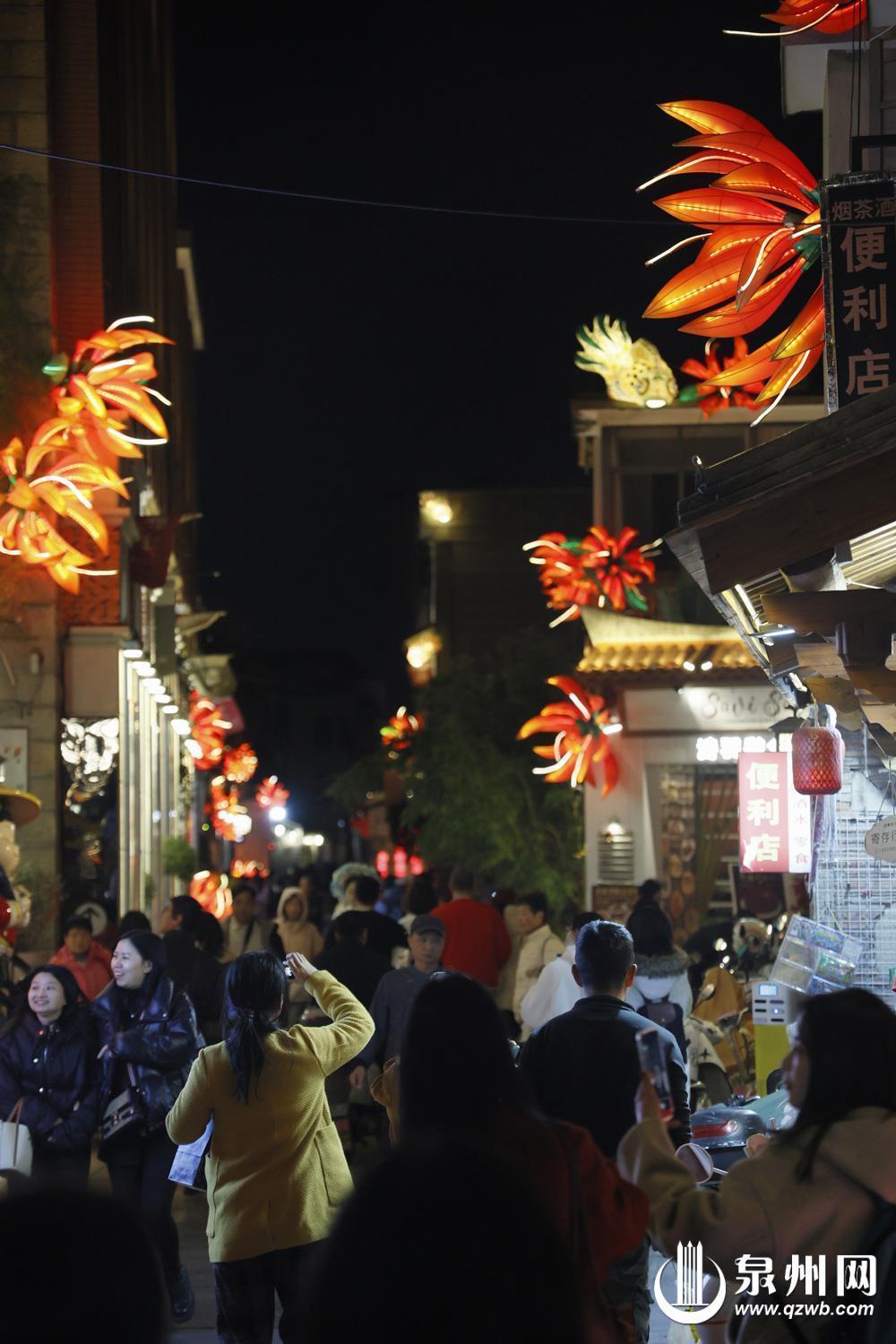 千灯映古城 “妙音”唤春来 泉州大街小巷流光溢彩
