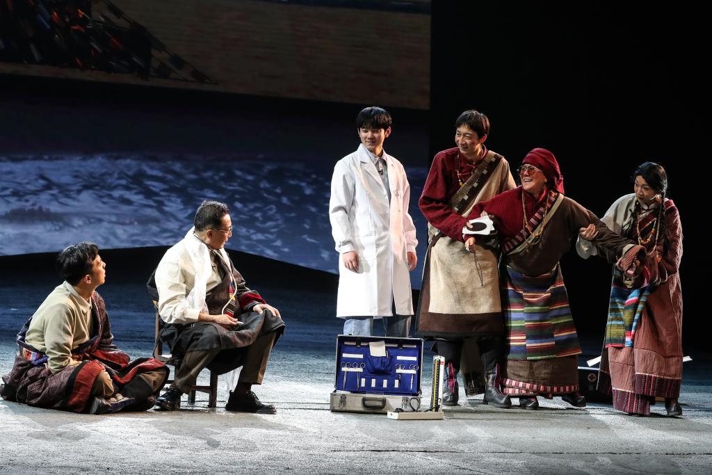 话剧《青青的阿万仓》兰州首演 再现“草原曼巴”56载医者仁心