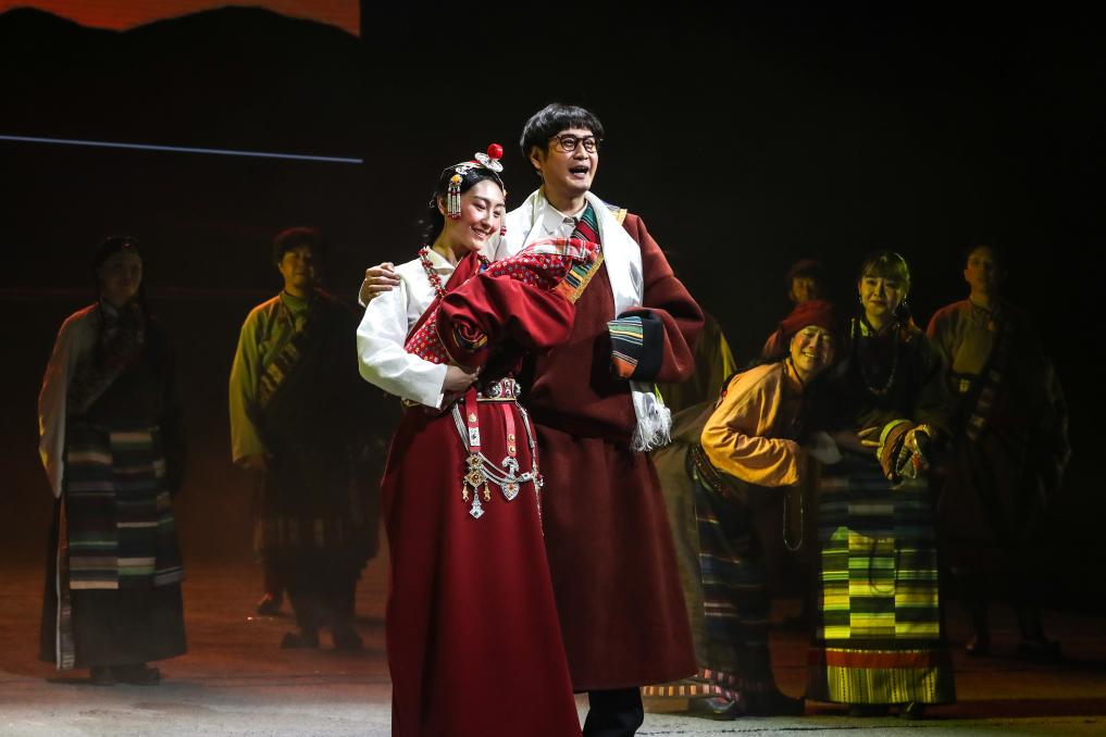 话剧《青青的阿万仓》兰州首演 再现“草原曼巴”56载医者仁心