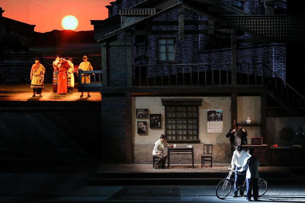 话剧《青青的阿万仓》兰州首演 再现“草原曼巴”56载医者仁心