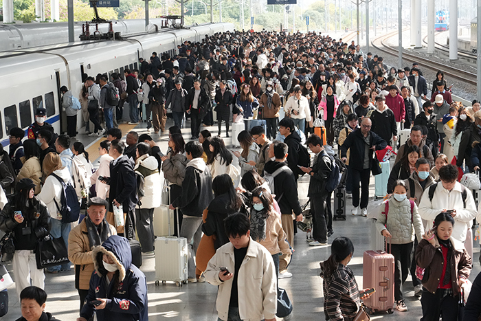 福州火车站迎来旅客出行高峰 拍摄：韩毅