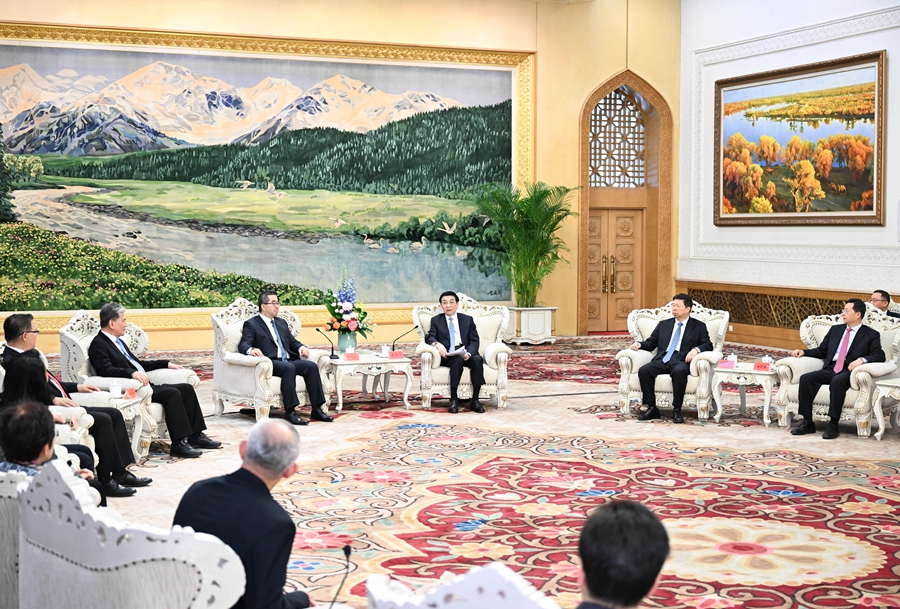 王沪宁会见国共两党智库论坛台方代表