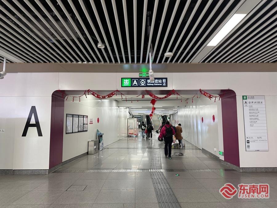 新春走基层|记者在福州火车南站当“义警”:指路指到“嘴皮发烫”