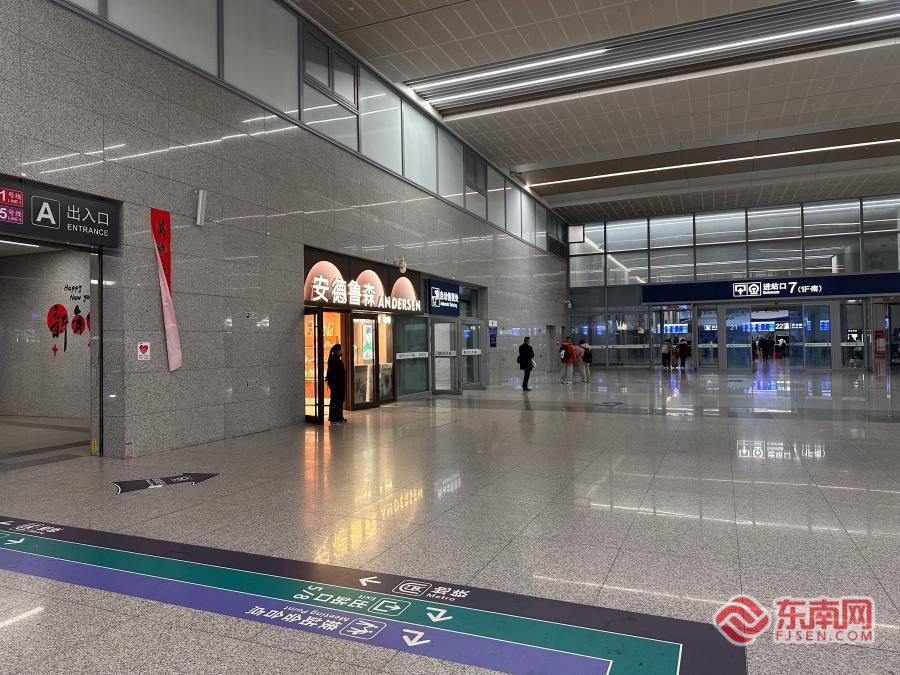 新春走基层|记者在福州火车南站当“义警”:指路指到“嘴皮发烫”