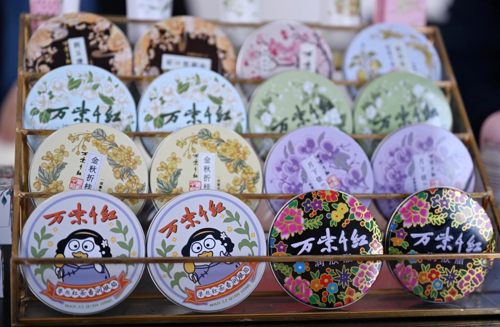 1月20日在天津一家店铺拍摄的护肤品牌“万紫千红”系列产品。新华社记者 赵子硕 摄