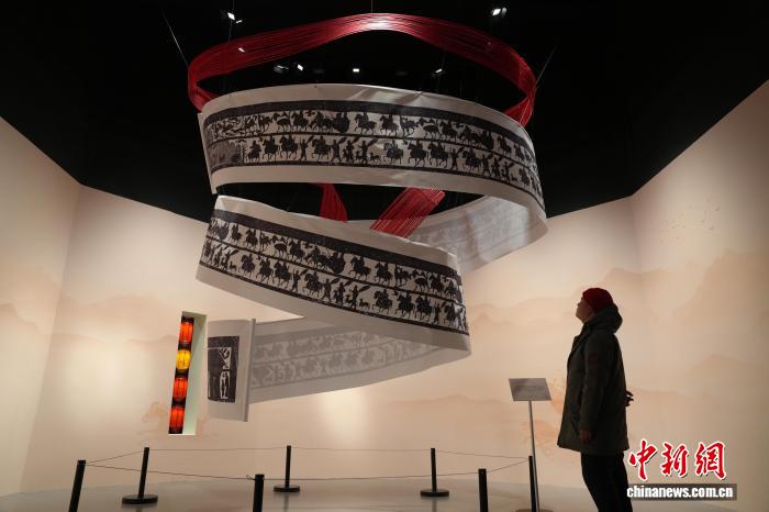 2月19日，安徽博物院展出的以汉代车马出行拓片图为核心创作的艺术装置。中新社记者 张俊 摄 