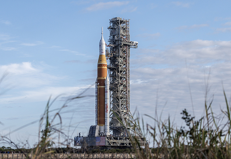 美拟将载人绕月飞行任务火箭和飞船撤回装配大楼