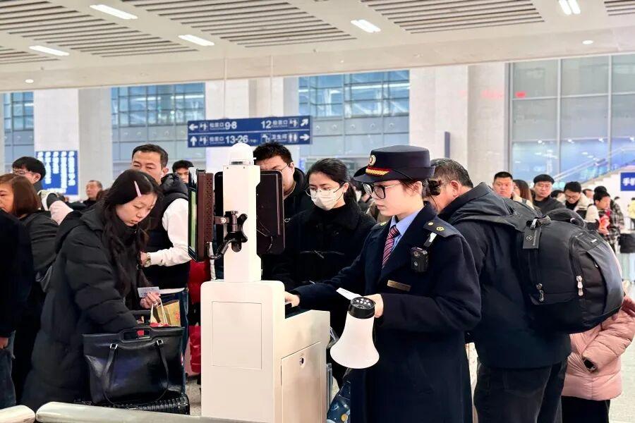 福州火车站迎出发返程客流“双高峰” 增开65对列车 福州火车站迎出发返程客流“双高峰” 增开65对列车