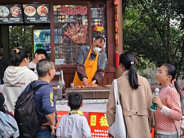 
天津医科大学总医院钟跃岳树源刘辉黄牛挂号电话新春走基层丨在“绿道经济”里，探寻“8D山城”的年味