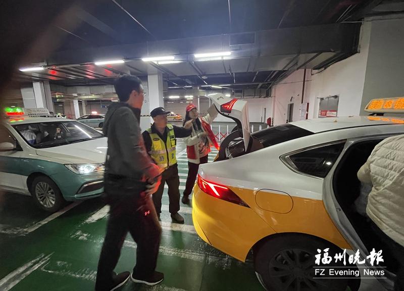福州交通人坚守一线 保障夜间旅客顺畅出行
