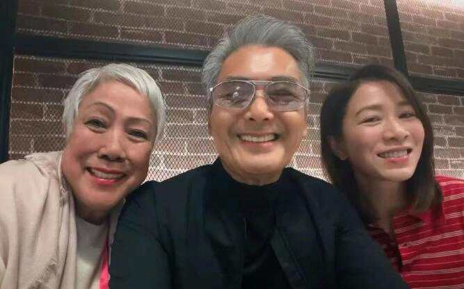 佘诗曼晒&ldquo;人生第一张与周润发的自拍&rdquo;：超温馨