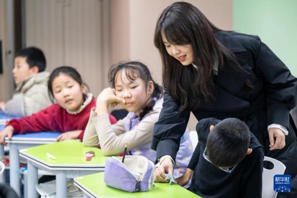 
浙江大学医学院附属第一医院任萍萍章爱斌姚磊黄牛挂号电话两会·我的履职影像记丨全国人大代表张琼丽：履职路上守护教育初心