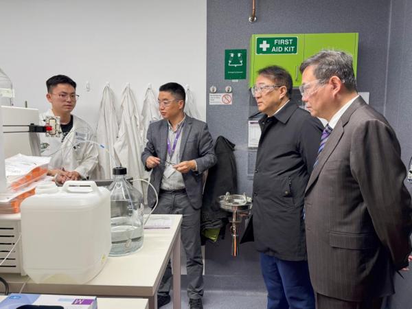 2025年7月11日，江苏省产业技术研究院院长刘庆(右二)在澳大利亚昆士兰大学调研。(受访者供图) 