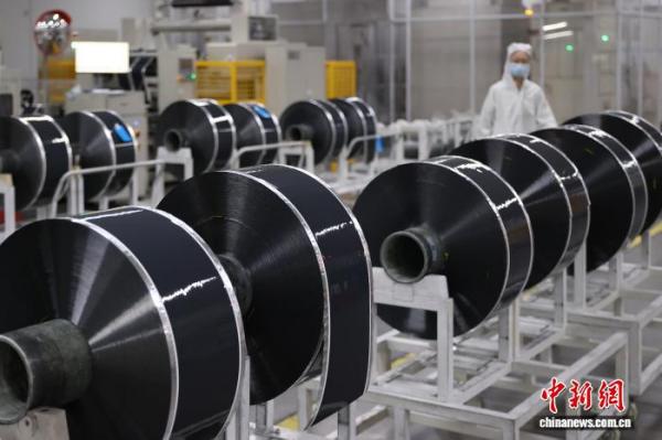 图为2025年4月5日，江苏泰州一家企业内的生产景象。 中新社记者 泱波 摄 