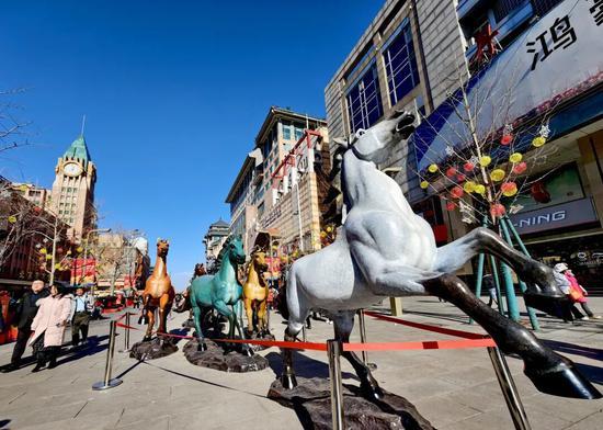 2026年2月1日，北京王府井大街，13米长铜雕《王府八骏》，吸引游人驻足。<a target='_blank' href='/'>中新社发 李文明 摄