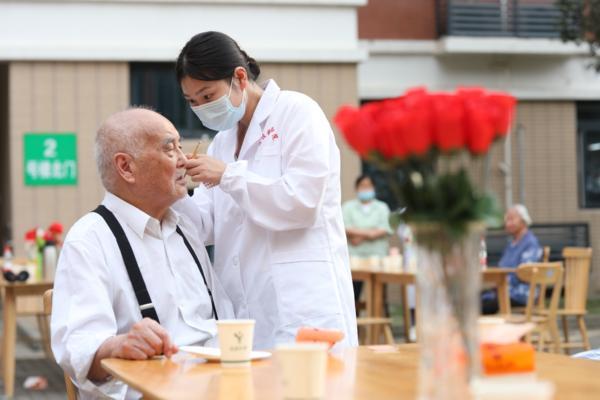 
沈阳医大一院黄牛号贩子票贩子代网上预约代挂号电话盈康生命破局“医养分离”：打造银发经济时代的“围脏器诊疗”新范式