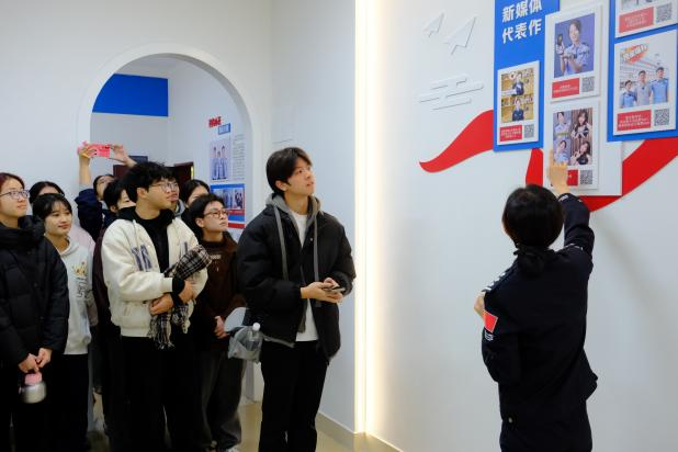 冰壶为桥连两岸,青春同心向未来