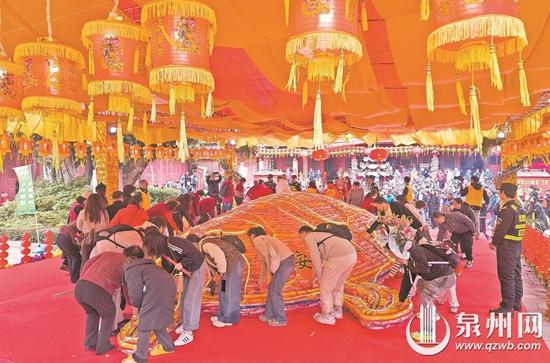 元宵摸“米龟” 两岸共祈福