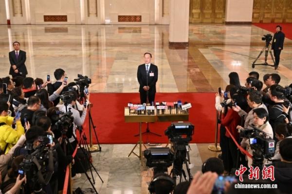 3月5日，十四届全国人大四次会议首场“部长通道”集中采访活动在北京人民大会堂举行。图为工业和信息化部部长李乐成接受媒体采访。中新社记者 赵文宇 摄 