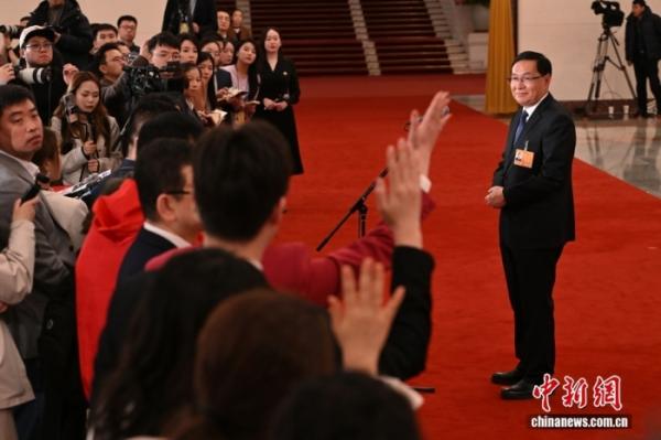 3月5日，十四届全国人大四次会议首场“部长通道”集中采访活动在北京人民大会堂举行。图为国务院国有资产监督管理委员会主任张玉卓接受媒体采访。中新社记者 赵文宇 摄 