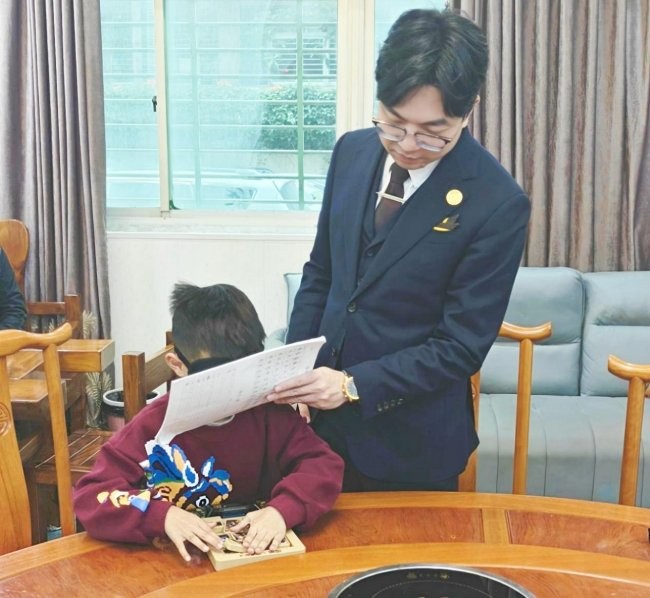 七岁少年指尖破纪录 泉州潘赫然刷新WRCA华容道盲解世界之最