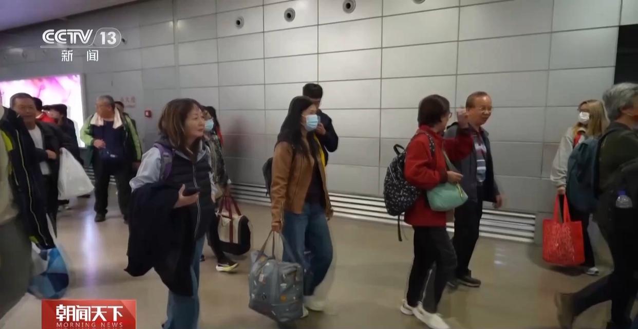 “很感谢我们的祖国” 中东滞留5天 70余名台胞凌晨抵沪