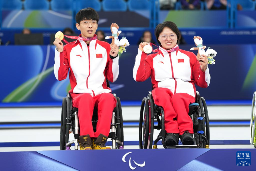 冬残奥会——轮椅冰壶混双决赛:中国队夺冠