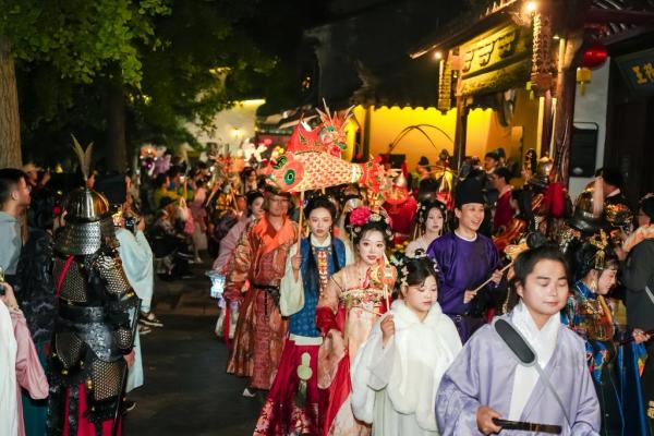 
博爱医院黄牛号贩子票贩子代网上预约代挂号电话春景映华服，汉服消费热何以长红？