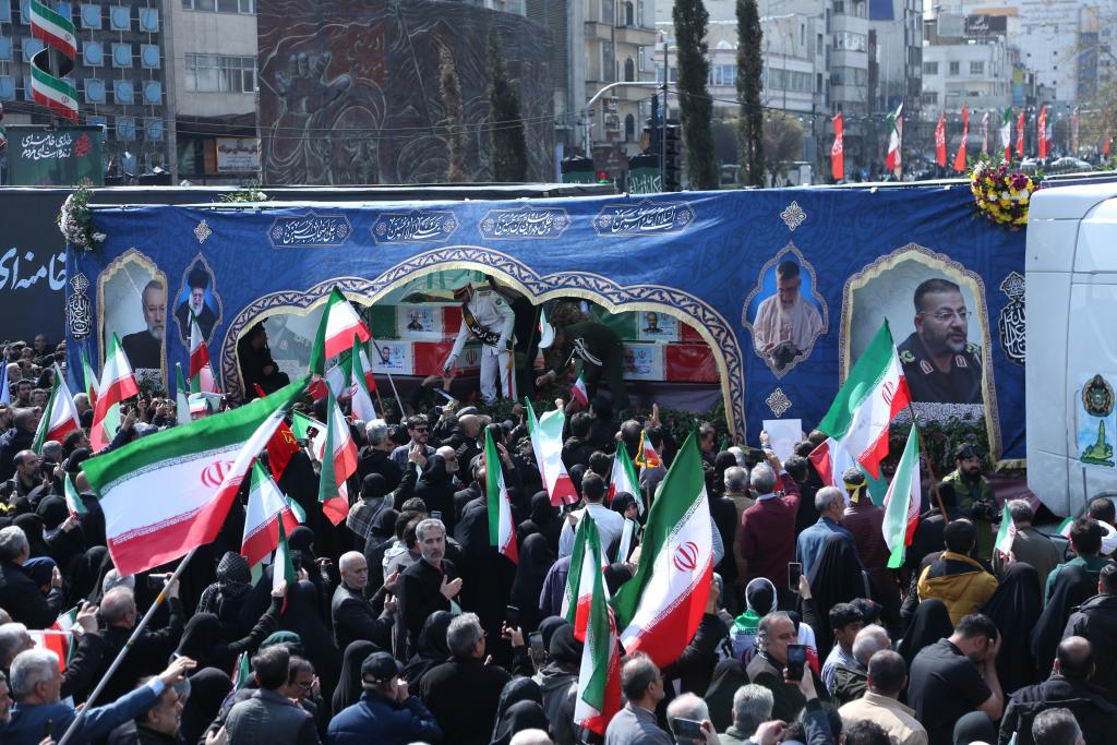 伊朗为遇难官兵和官员举行葬礼