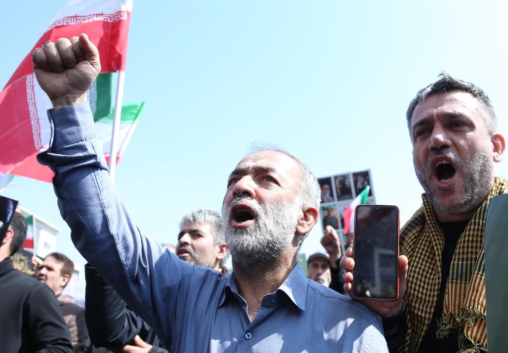 伊朗为遇难官兵和官员举行葬礼