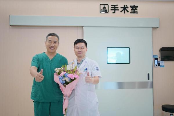 
天津医院黄牛号贩子票贩子代网上预约代挂号电话华厦眼科刘才远：三十载追光不辍，20万例屈光手术的匠心守护