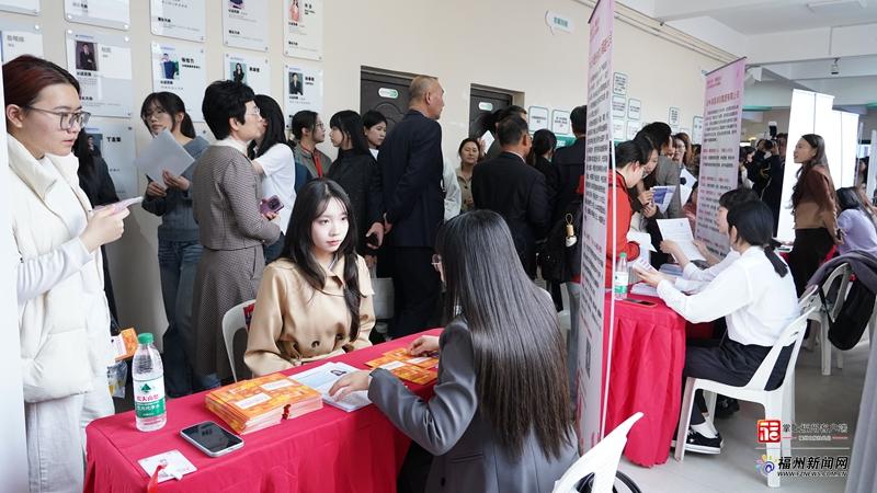 福建省女大学生专场招聘会举行 500余人初步达成就业意向