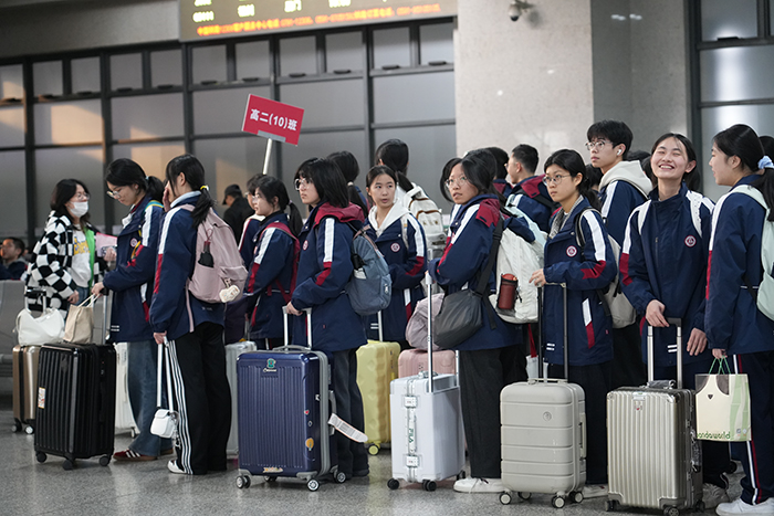 1、福州四中师生在进站口前集合 拍摄：韩毅