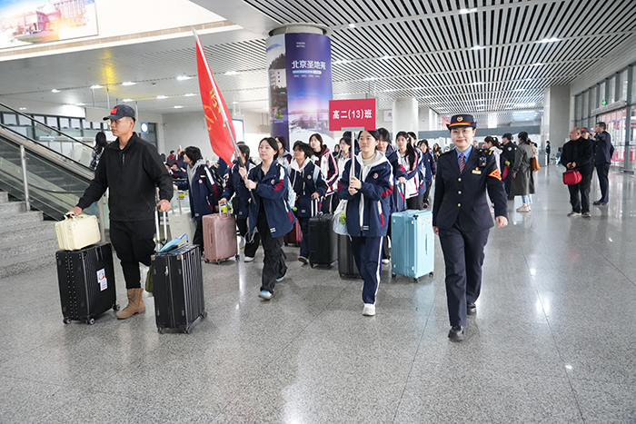 2、福州车站工作人员引导师生前往专用区域候车 拍摄：江曲(3)