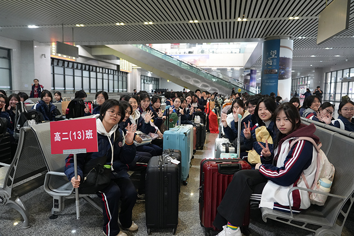 4、福州四中学生在候车  拍摄：江曲(4)