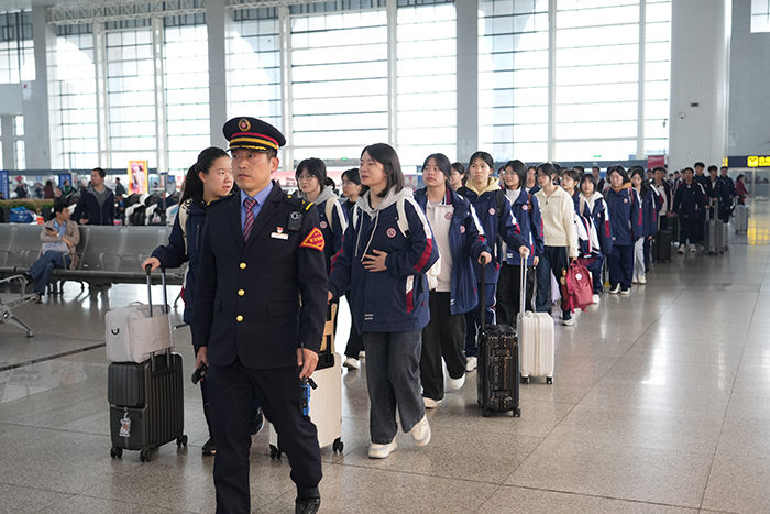 7、福州车站工作人员引导师生一行有序进站乘车 拍摄：江曲