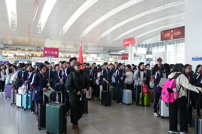 8、福州四中师生准备进站乘车 拍摄：江曲