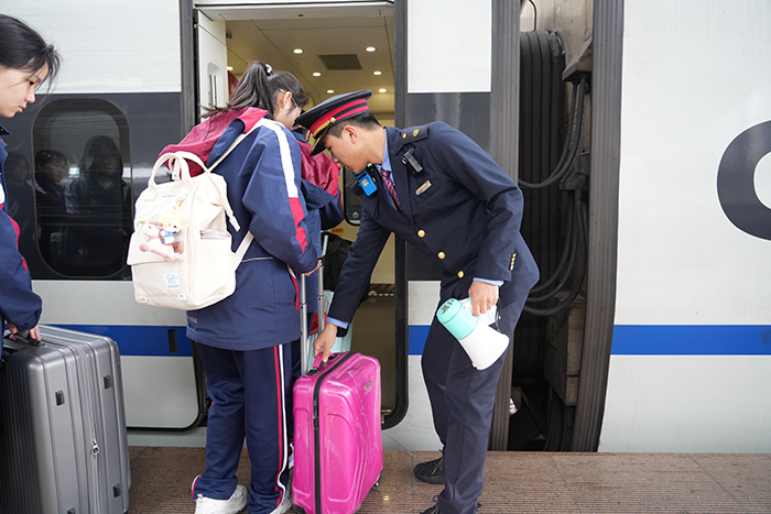 9、福州车站工作人员协助学生上车1 拍摄：江曲(1)