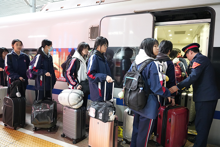 10、福州车站工作人员协助学生上车2 拍摄：江曲