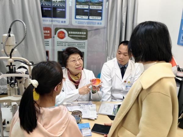 
江苏省人民医院黄牛号贩子票贩子代网上预约代挂号电话华厦眼科广西区域业务总院长吴西西：深耕眼科四十载，为万千孩子守住清晰“视”界