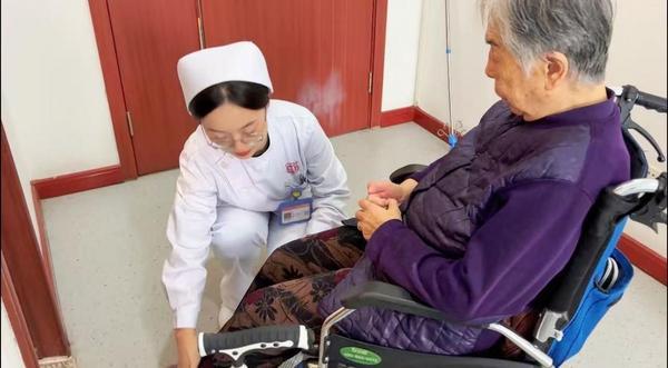 
北大第一医院黄牛号贩子票贩子代网上预约代挂号电话群众一声谢 同仁一片心 ——北京同仁堂医养的那些暖心故事