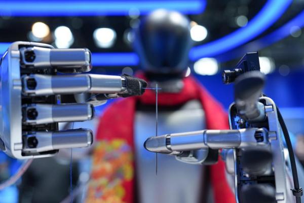 在中关村展示中心常设展上,一台配备了灵巧手的机器人在展示穿针引线。新华社记者鞠焕宗 摄